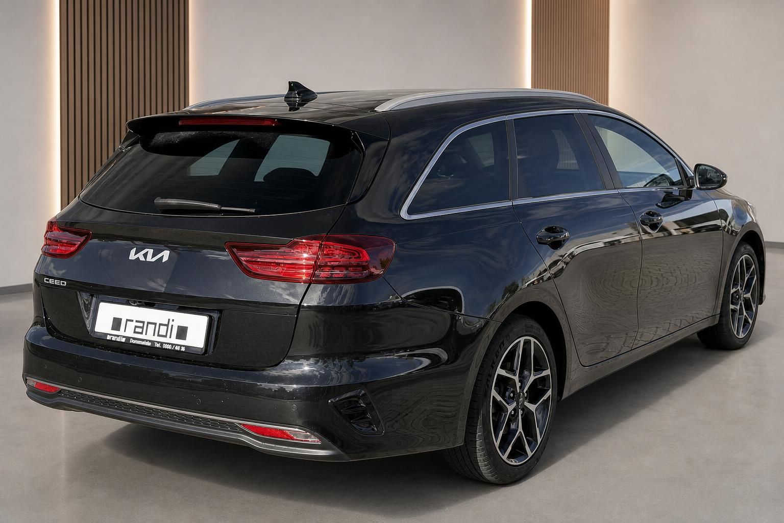 Kia Ceed SW Kombi schwarz schräge Heckansicht – Sportback Design mit Alufelgen