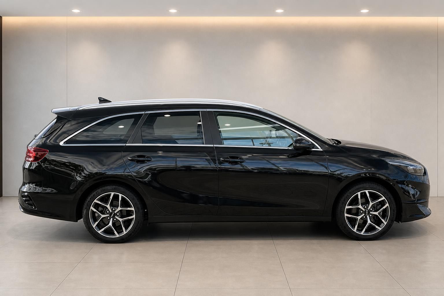 Kia Ceed Sportswagon schwarz Seitenansicht – schwarze Leichtmetallfelgen, Dachreling, Kombi