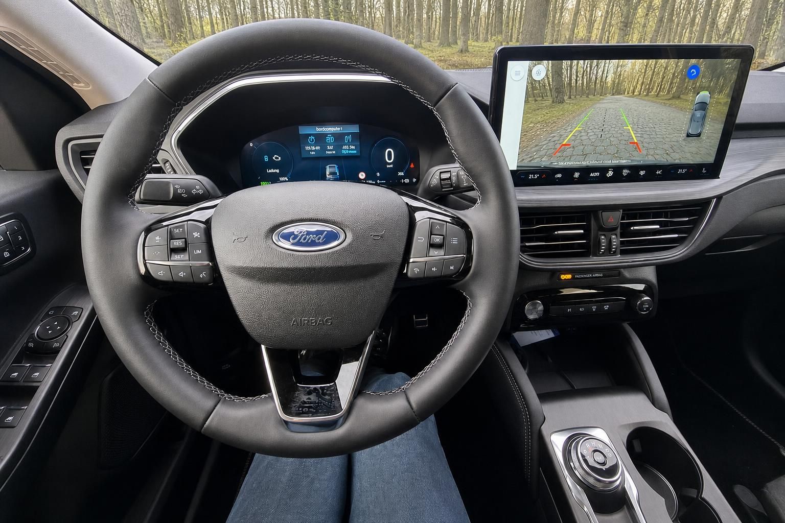 Ford Lenkrad mit digitalem Kombiinstrument und Rückfahrkamera Display im modernen Fahrzeugcockpit