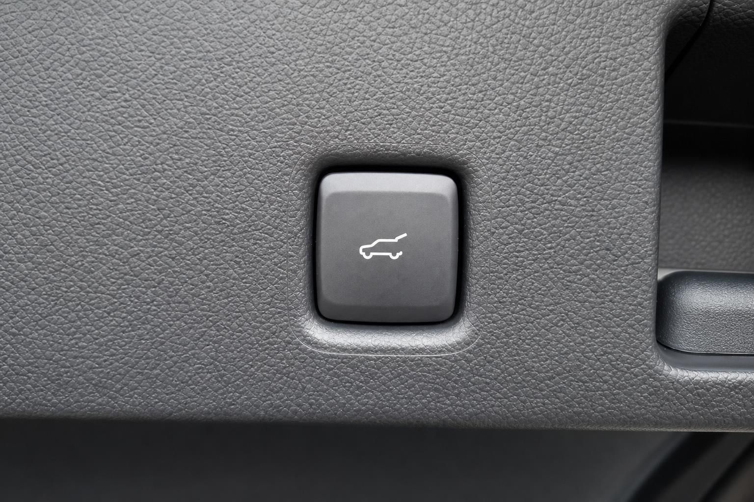 Fahrzeug Heckklappe Öffnungstaste mit Auto-Symbol auf schwarzer Lederverkleidung