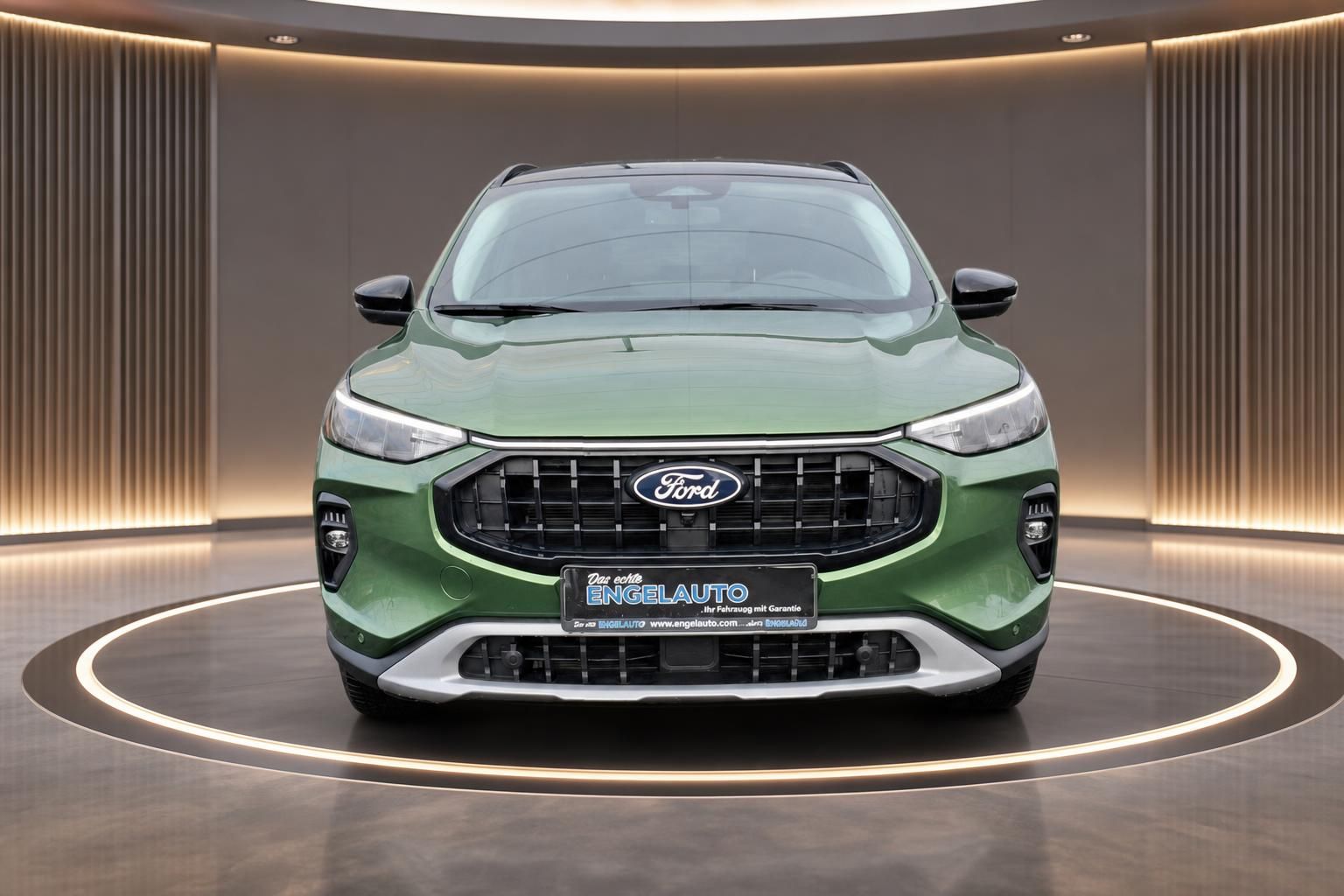 Ford Kuga in Grün - Frontansicht mit charakteristischem Kühlergrill und Ford-Logo im Studio