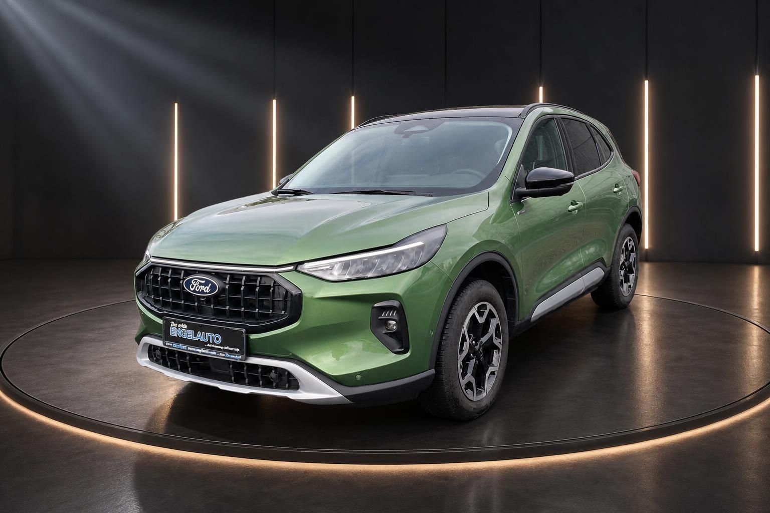 Grüner Ford Kuga SUV in Schrägansicht vorne links - elegantes Design mit Alufelgen