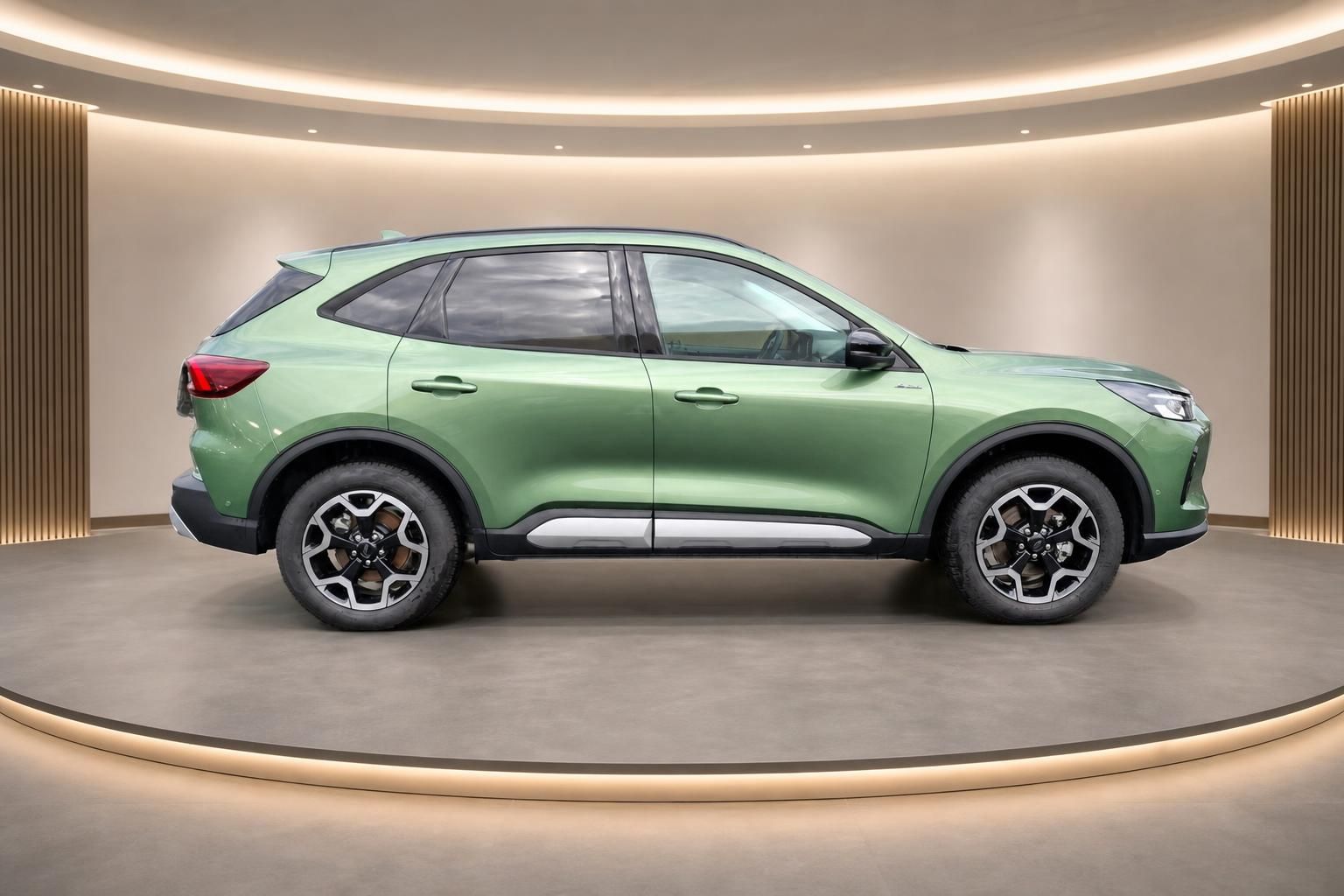 Seitenprofil des grünen Ford Kuga SUV - elegante Linienführung mit schwarzen Kunststoffanbauteilen
