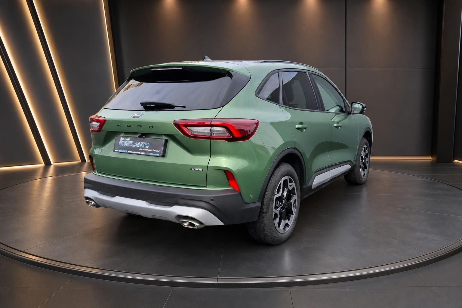 Ford Kuga Hybrid in Grün - Heckansicht mit modernen LED-Rückleuchten und Hybrid-Schriftzug