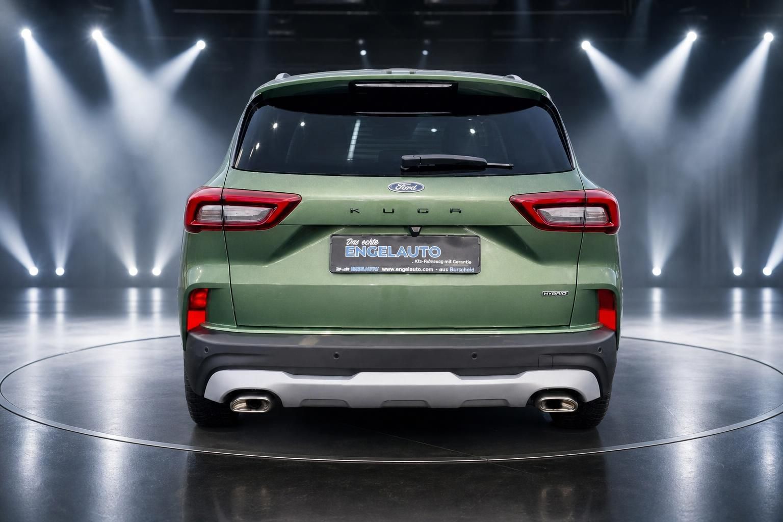 Ford Kuga Hybrid SUV in grüner Metallic-Lackierung - Heckansicht auf Präsentationsplattform