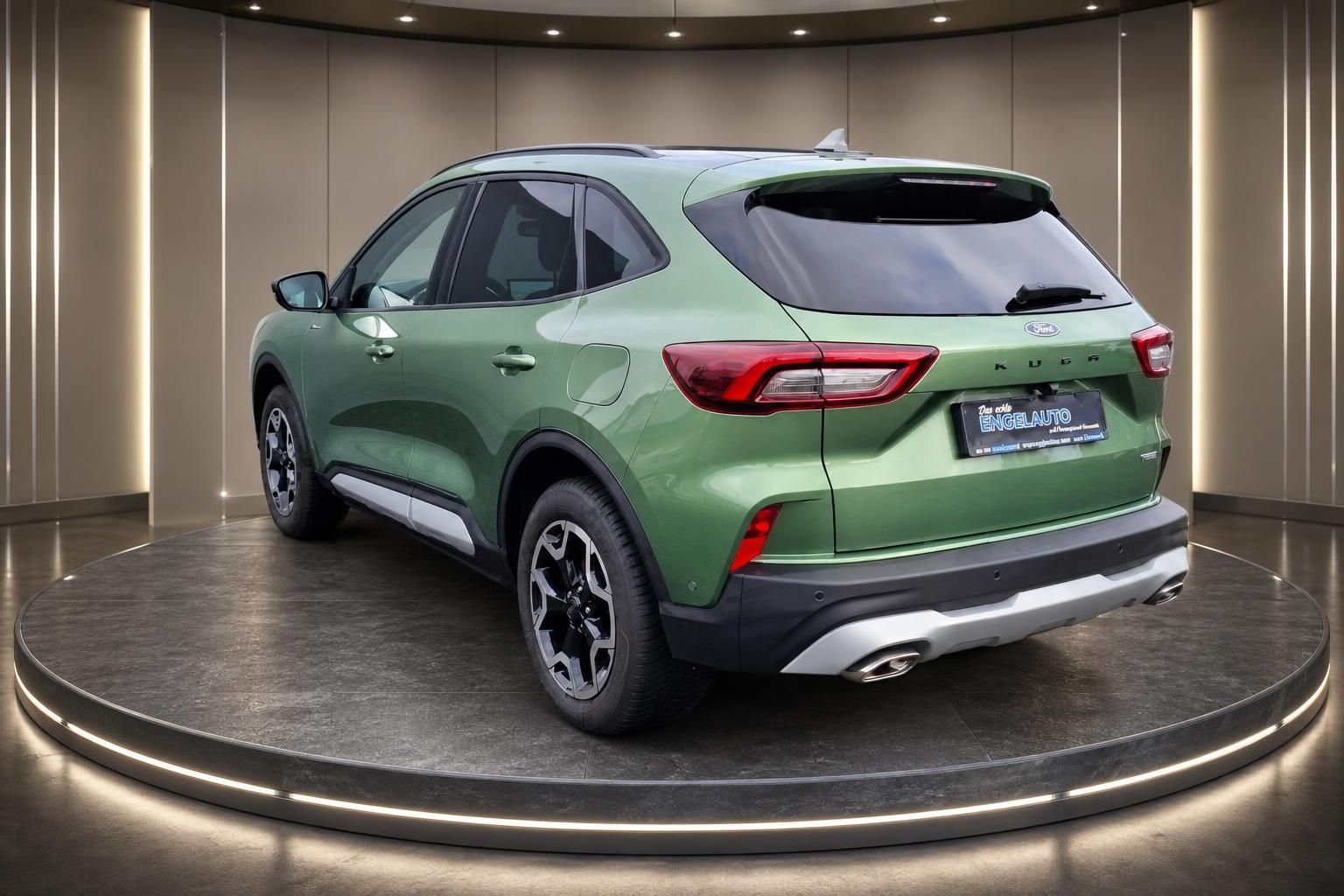 Ford Kuga grüner SUV von hinten rechts - seitliche Heckperspektive im Showroom