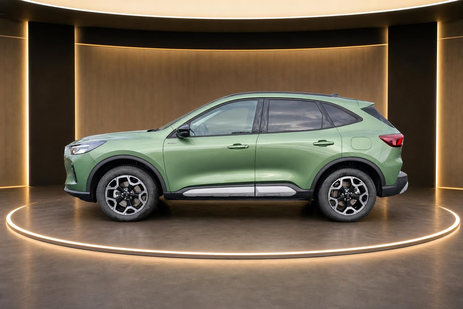 Ford Kuga SUV grün metallic - komplette Seitenansicht auf rotierender Plattform
