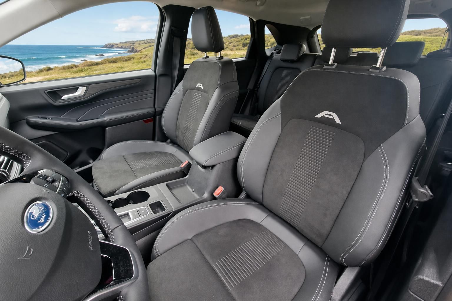 Ford Kuga Cockpit mit grauer Polsterung - Fahrer- und Beifahrersitz mit Meerblick