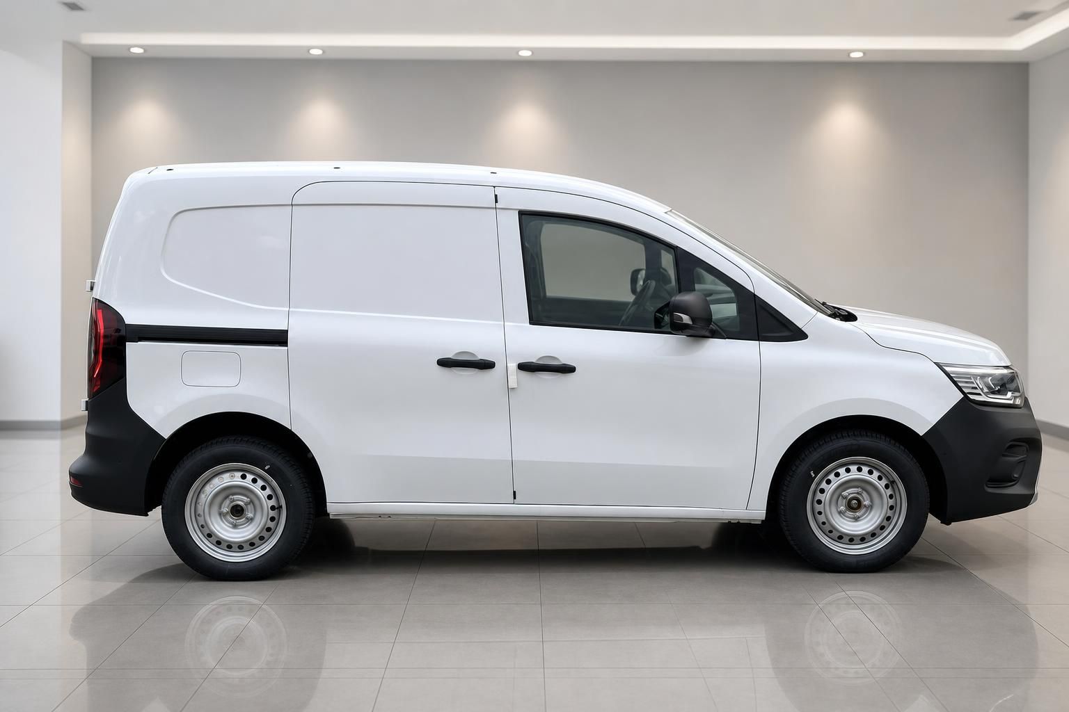 Renault Kangoo Maxi Kastenwagen weiss Seitenansicht rechts mit Schiebetuer in Showroom