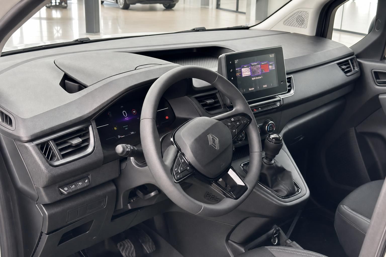 Renault Kangoo Innenraum – Cockpit mit Lenkrad, Infotainment-Display und Schaltgetriebe