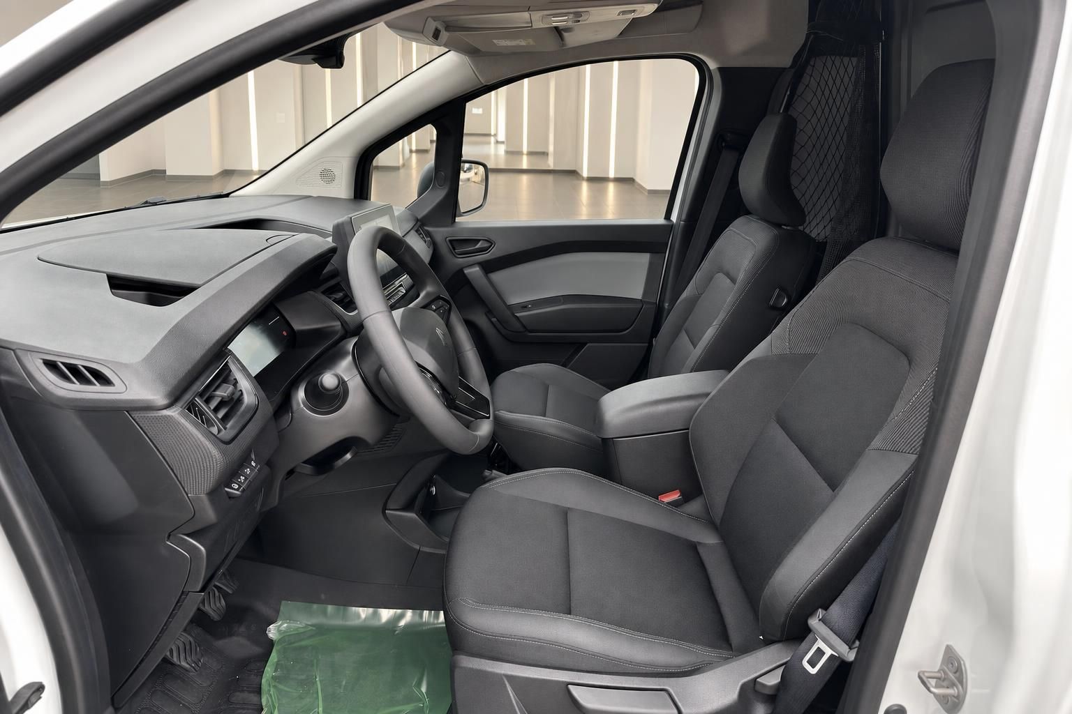 Renault Kangoo Innenraum – Fahrersitz, Beifahrersitz und Cockpit mit Lenkrad