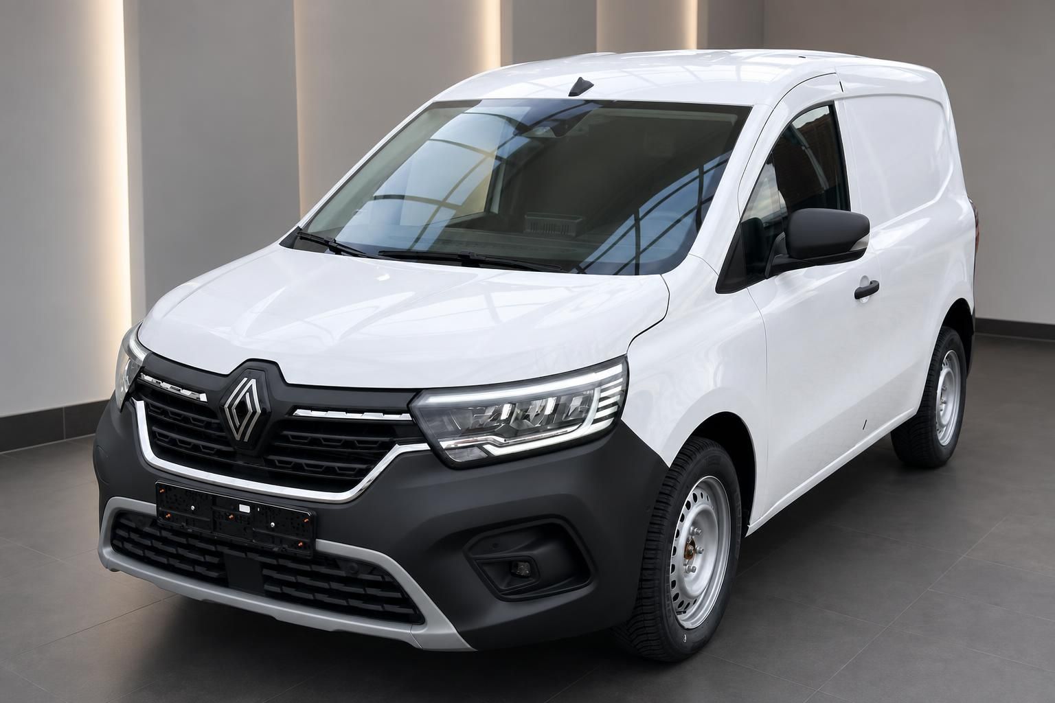Renault Kangoo Kastenwagen weiß – Frontansicht schräg rechts in modernem Showroom