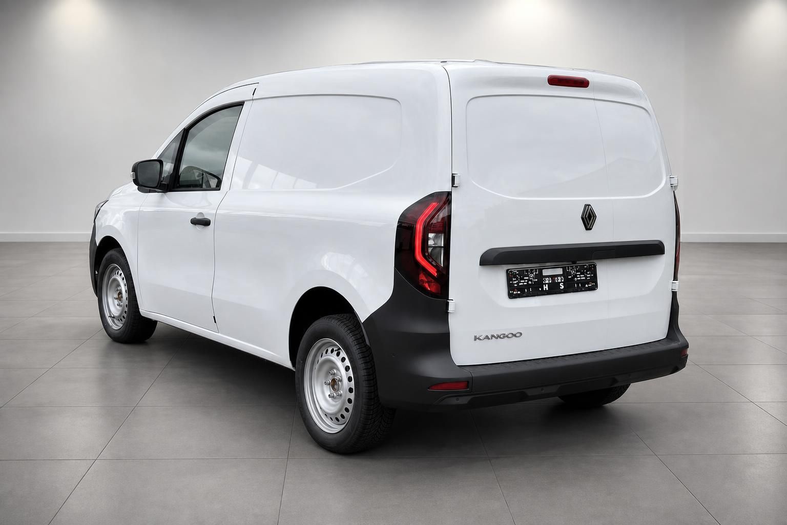 Renault Kangoo Kastenwagen weiss schraege Heckansicht rechts in Ausstellungsraum