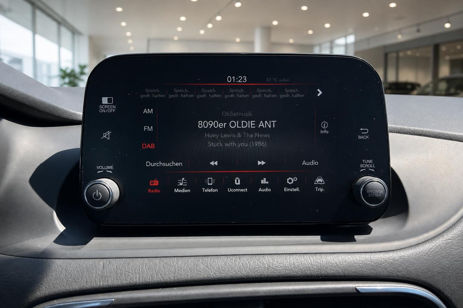 Fiat Tipo Infotainment-Touchscreen mit DAB-Radio und Uconnect-System im Fahrzeuginnenraum