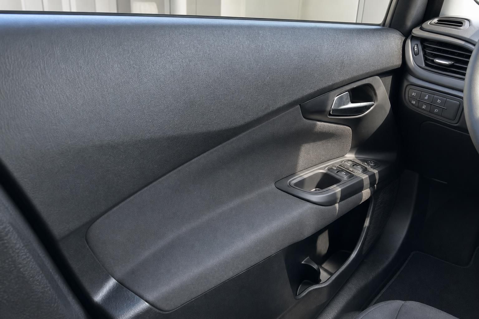 Fiat Tipo Fahrertür-Innenverkleidung mit Fensterheber-Schaltern und Türgriff