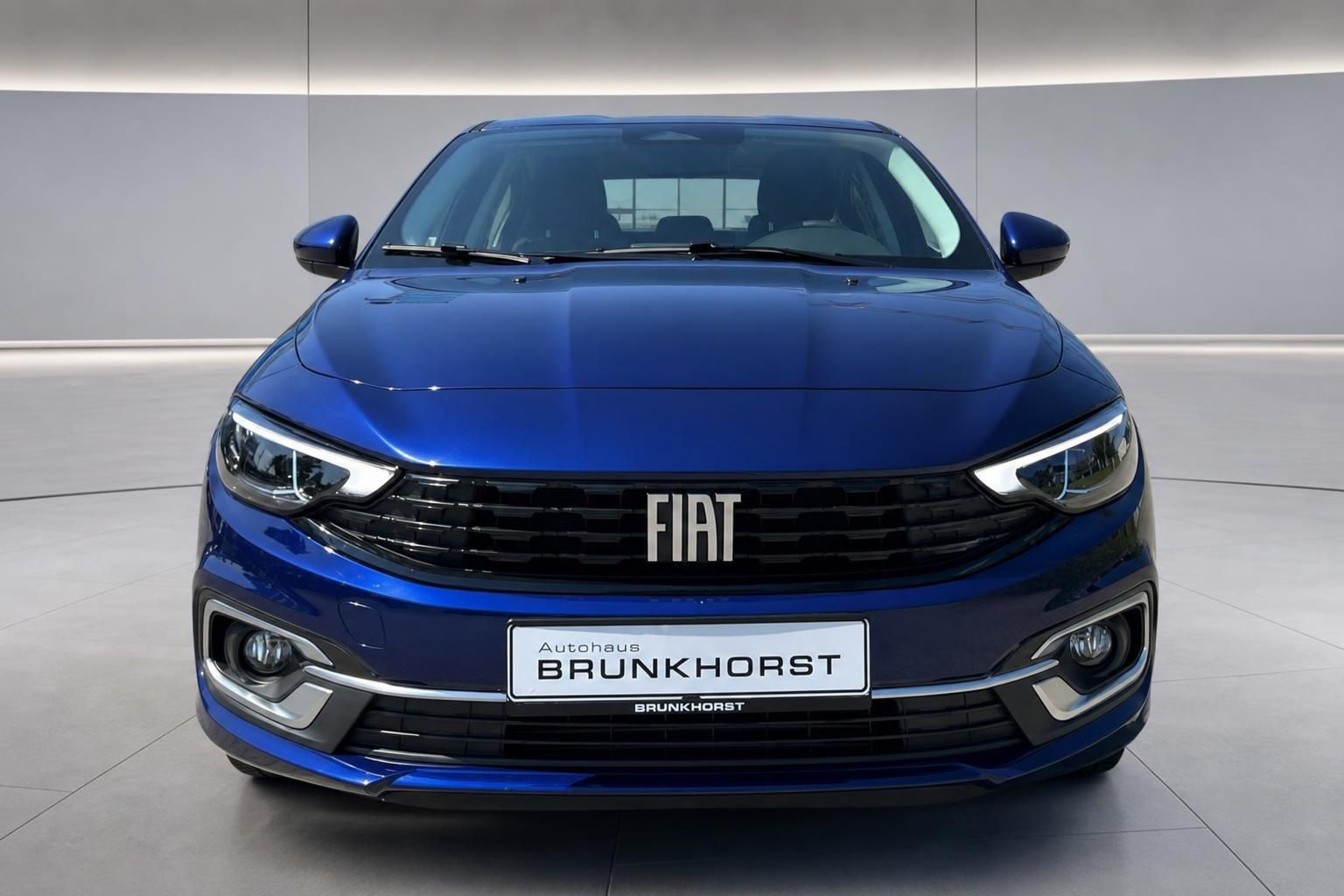 Fiat Tipo Limousine Frontansicht in Blau metallic im Autohaus Brunkhorst