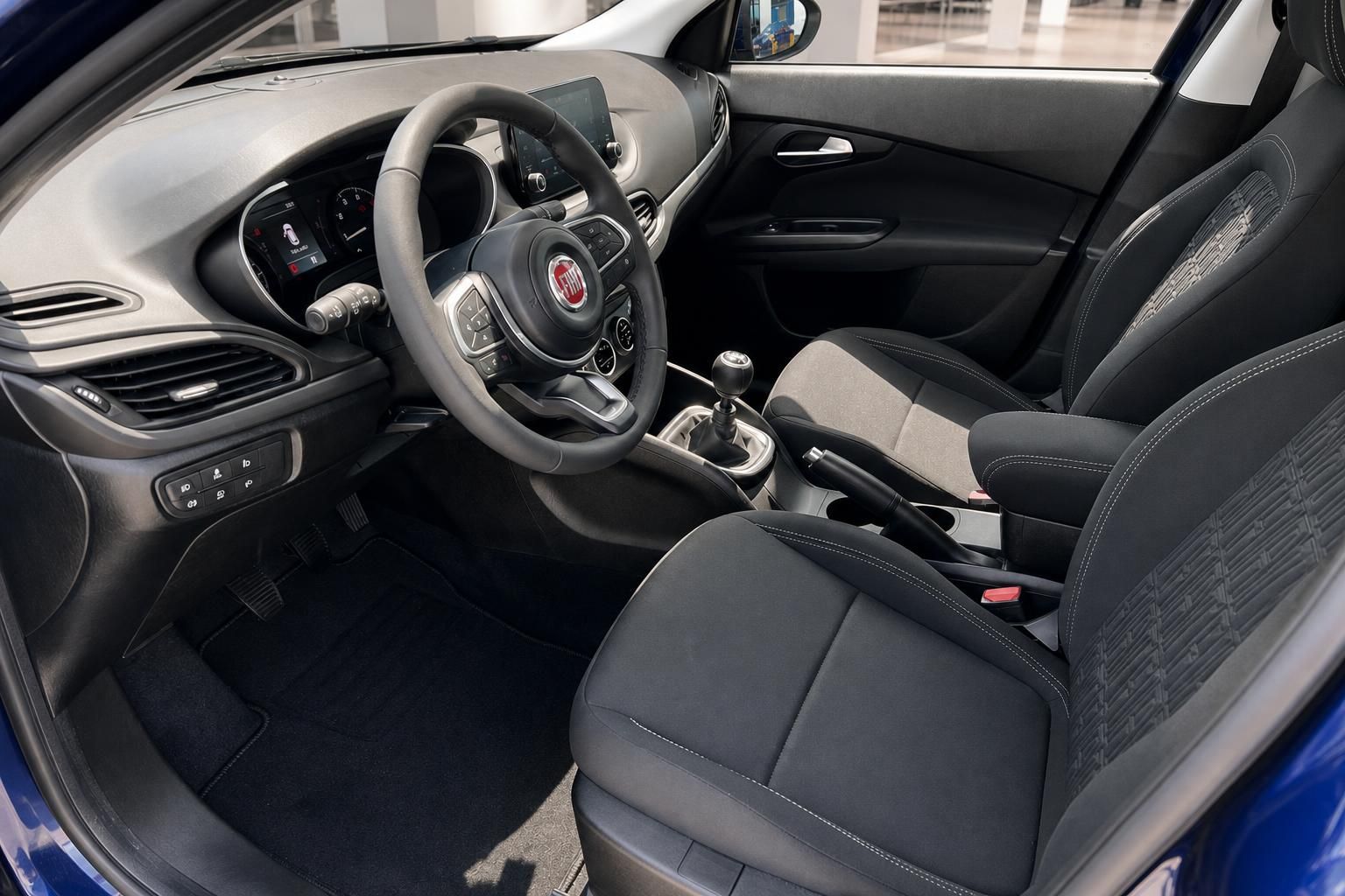 Fiat Tipo Innenraum Fahrerseite mit Sportsitzen, Lenkrad und Schaltgetriebe