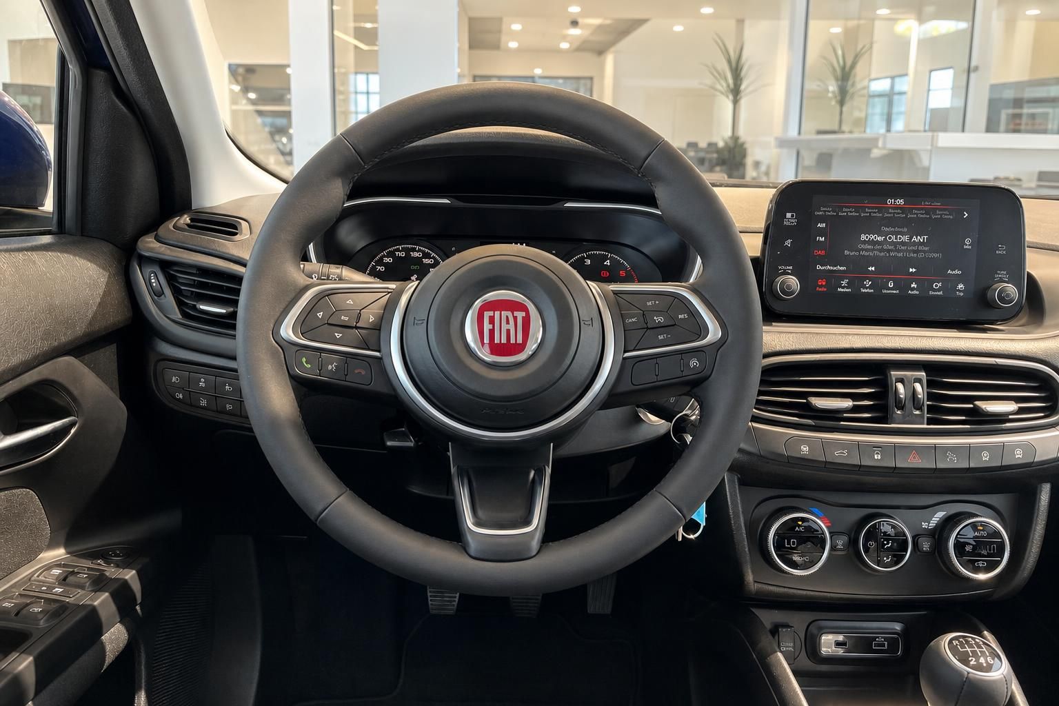 Fiat Tipo Cockpit mit Lenkrad, Tacho, Uconnect-Touchscreen und Klimaanlage
