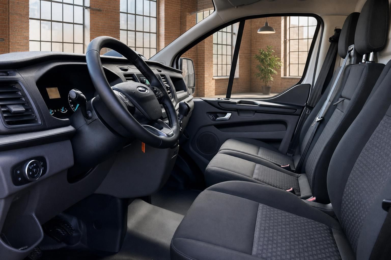 Ford Transit Custom Innenraum – Fahrerseite mit Lenkrad, Armaturenbrett und Vordersitze