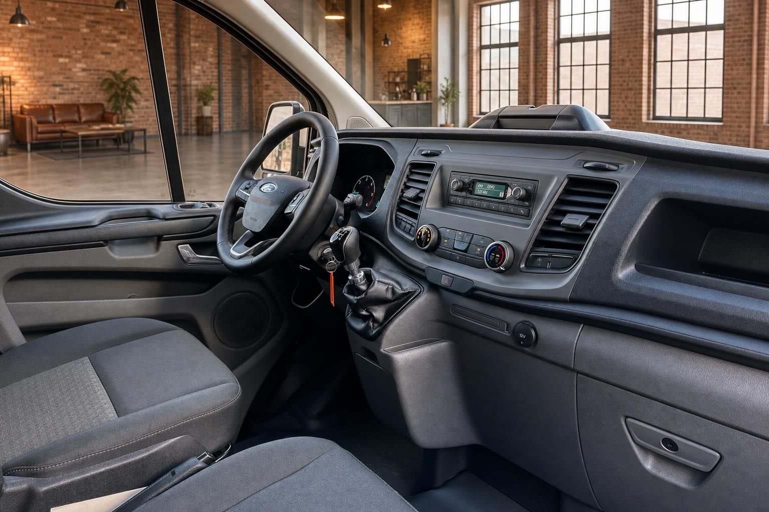 Ford Transit Innenraum – Cockpit mit Lenkrad, Schaltgetriebe, Radio und Klimabedienung