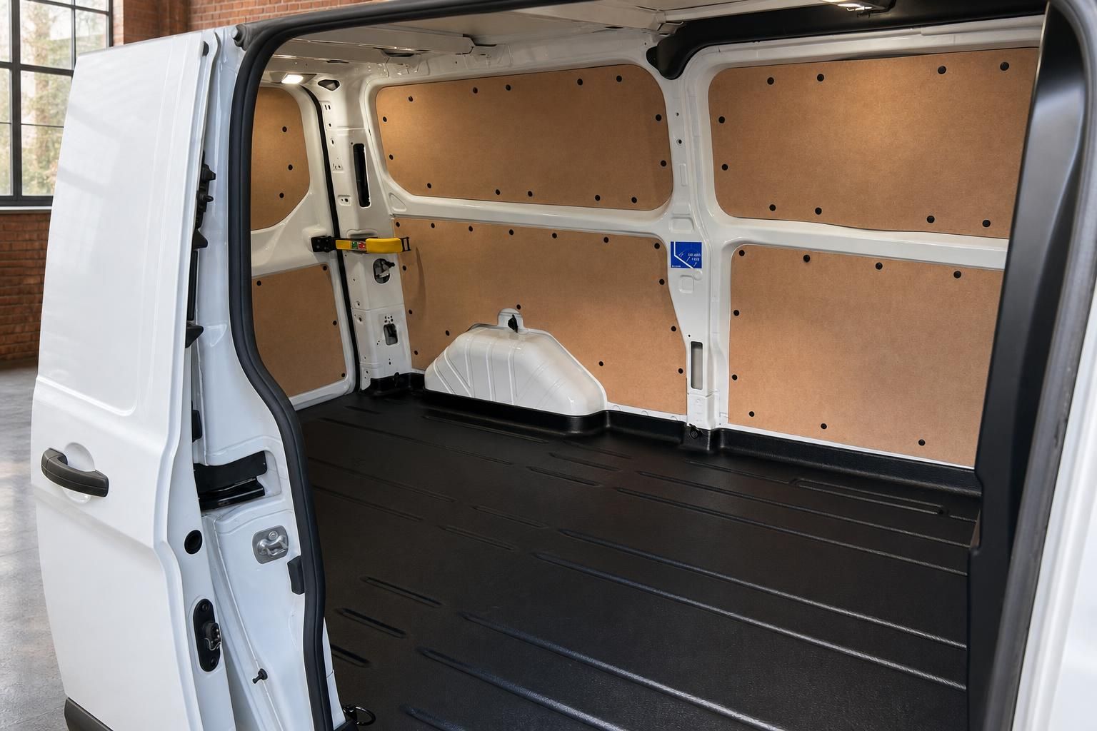 Ford Transit Laderaum – geöffnete Schiebetür mit Holzverkleidung und schwarzem Ladeboden