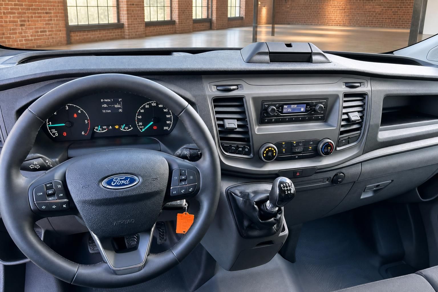 Ford Transit Armaturenbrett – Lenkrad mit Ford-Logo, Tacho, Radio und Schaltknauf in Detailansicht