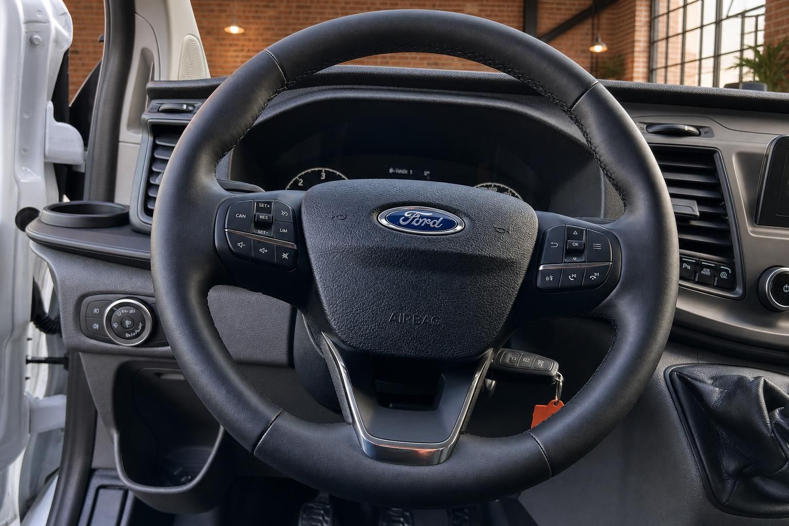 Ford Transit Lenkrad Nahaufnahme – Multifunktionstasten, Ford-Logo und Airbag-Beschriftung
