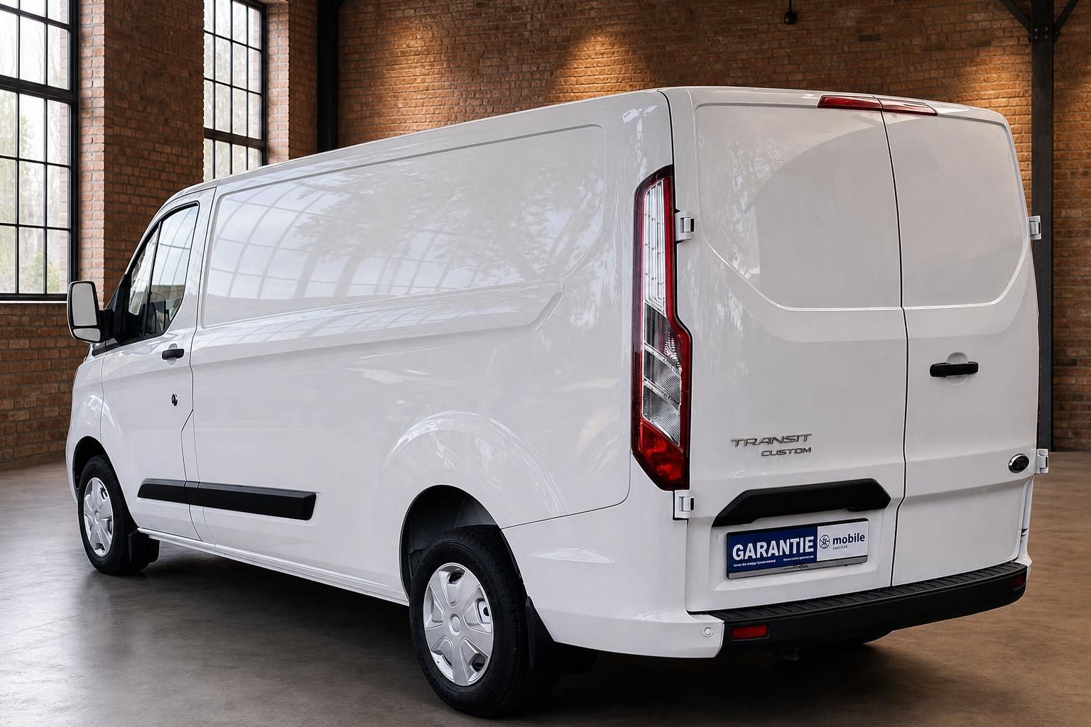 Ford Transit Custom weiss Heckansicht schraeg links Kastenwagen Transporter