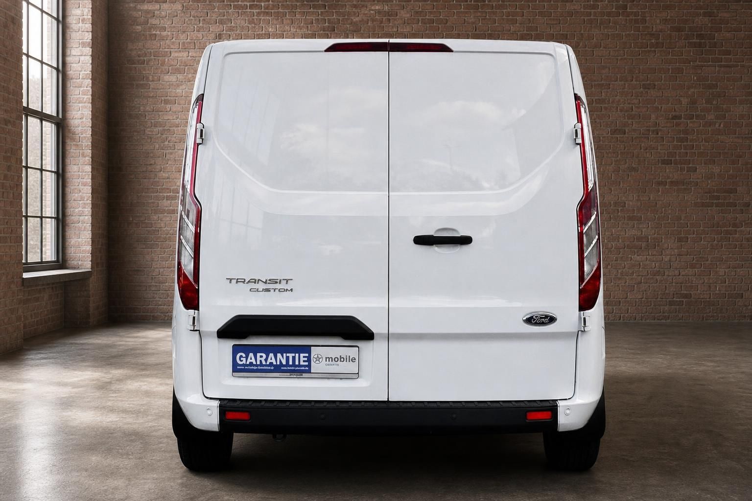 Ford Transit Custom weiss direkte Heckansicht Kastenwagen Transporter