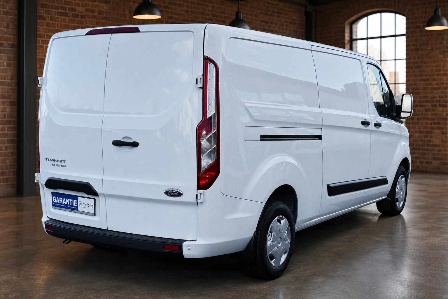 Ford Transit Custom weiss Heckansicht schraeg rechts Kastenwagen Transporter