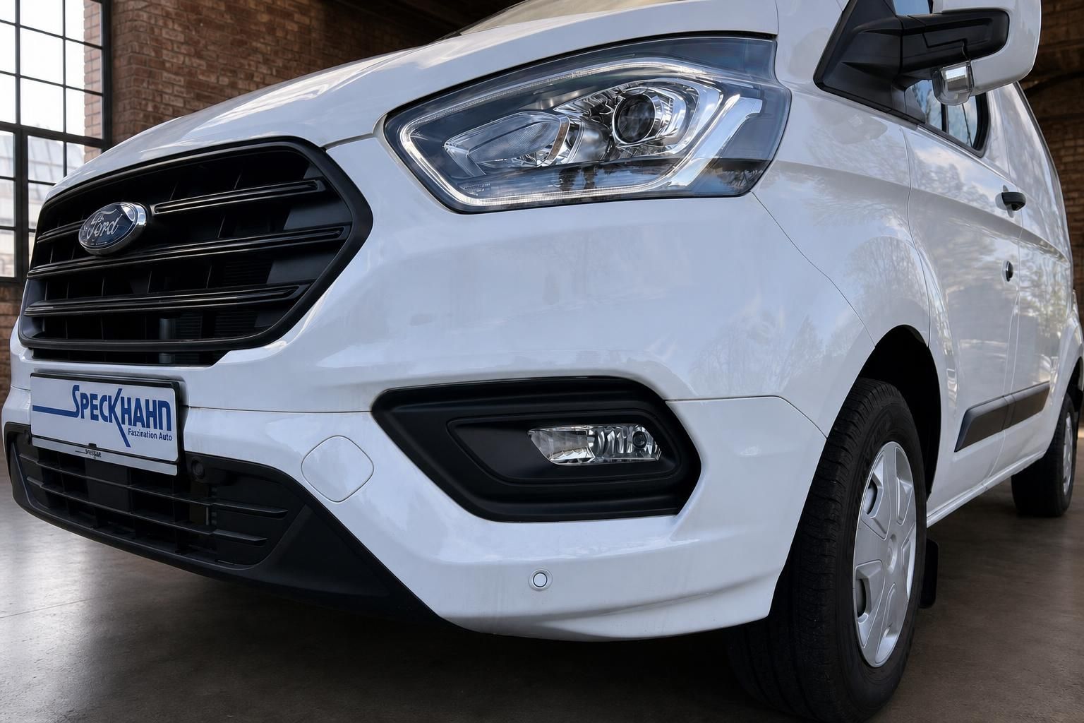 Ford Transit Custom weiss Frontdetail mit LED-Scheinwerfer und Speckhahn Kennzeichenhalter