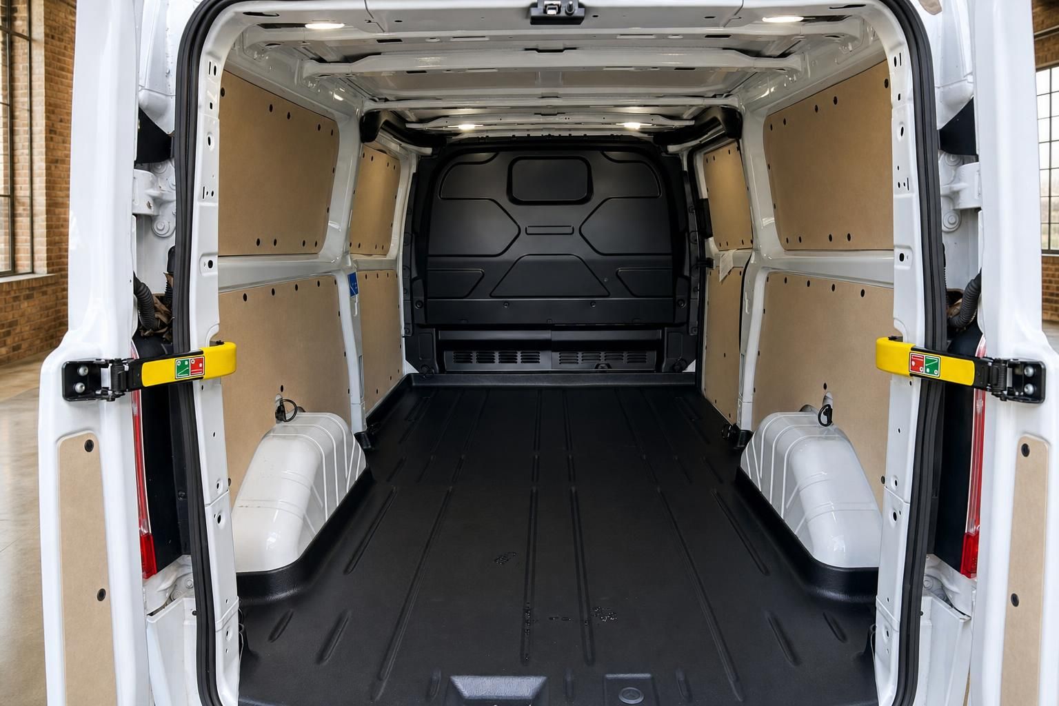 Ford Transit Custom Laderaum innen leer mit Holzverkleidung und schwarzem Ladeboden