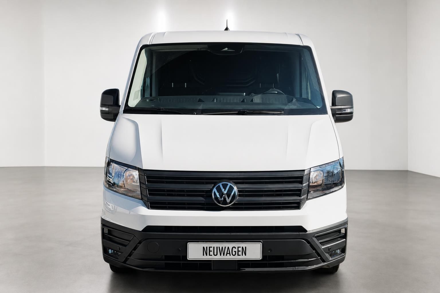 VW Crafter Neuwagen weiß Frontansicht mit VW-Logo im Studio