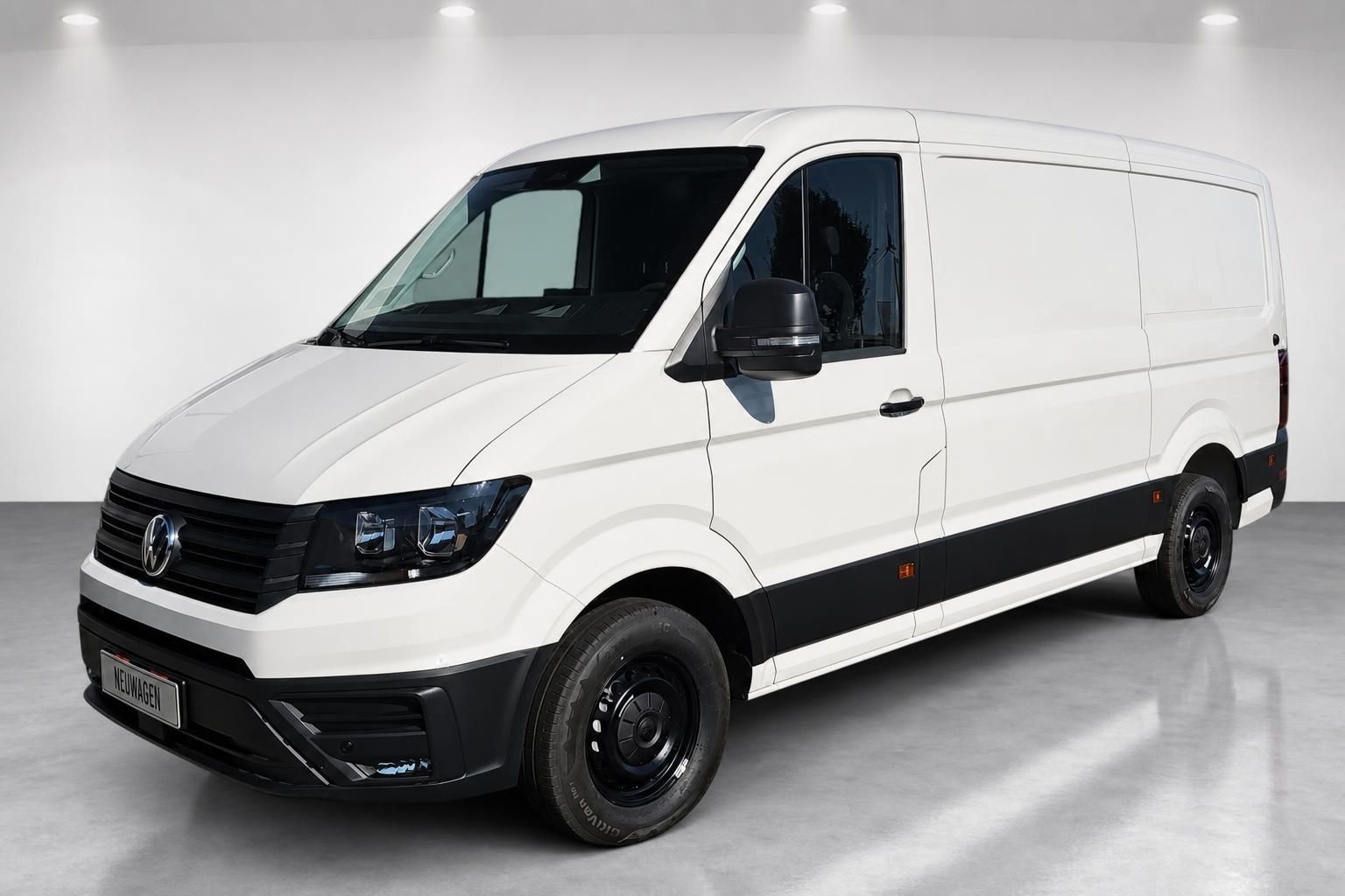 VW Crafter Kastenwagen weiß in Frontansicht im Studio