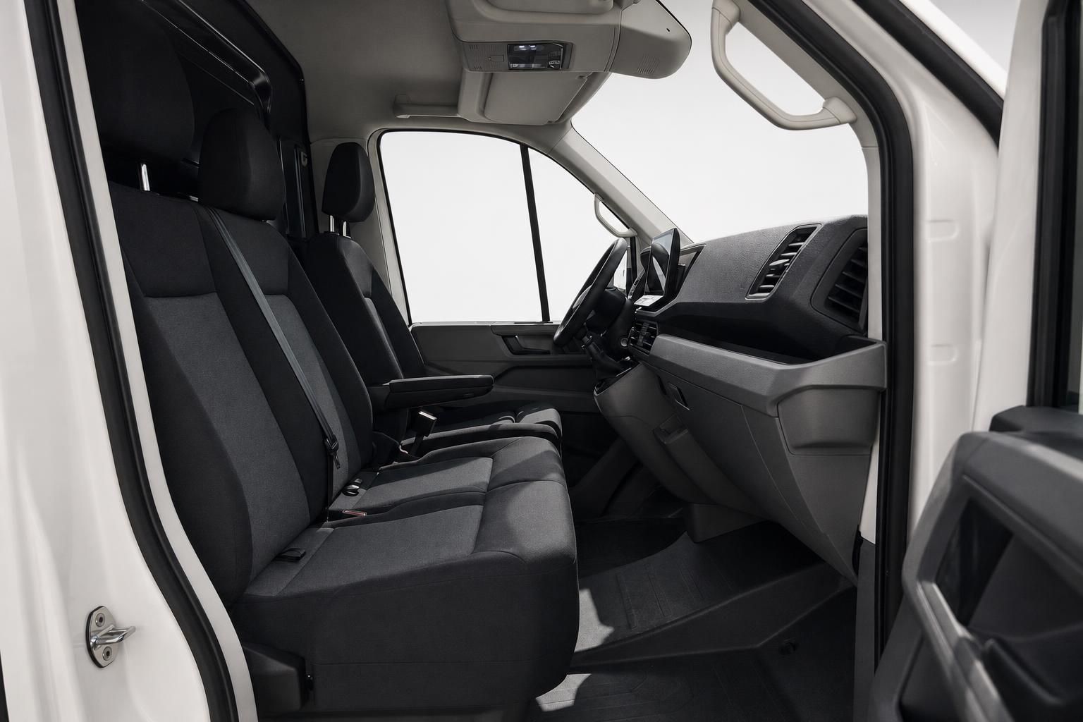 VW Crafter Innenraum mit Doppelsitzbank und Cockpit