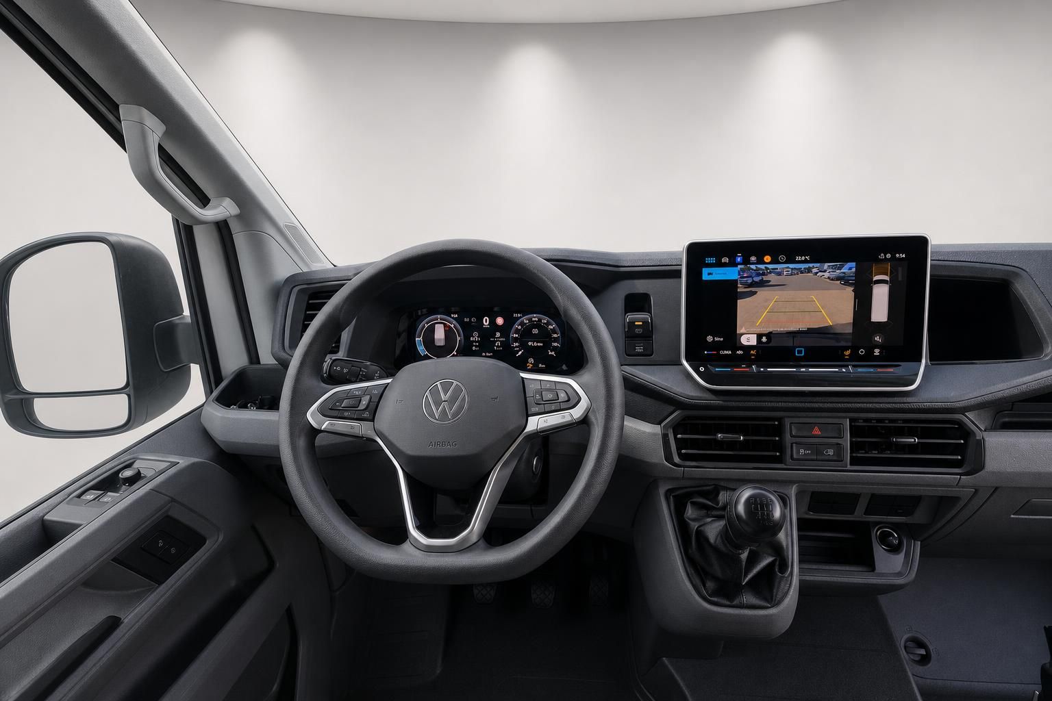 VW Cockpit mit Lenkrad und Rückfahrkamera-Display