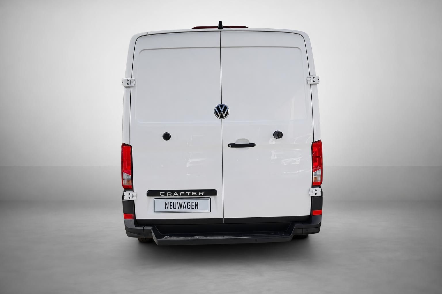 VW Crafter Neuwagen weiß Heckansicht mit Doppeltür im Studio