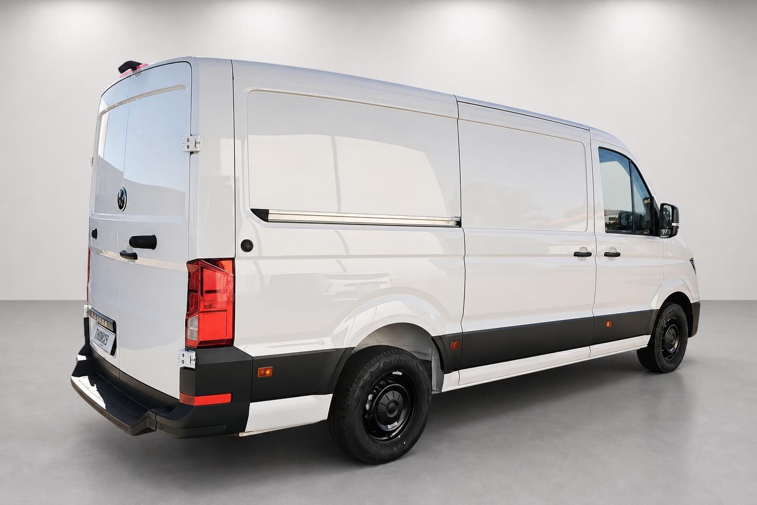 VW Crafter weiß Kastenwagen Heck-Seitenansicht im Fotostudio