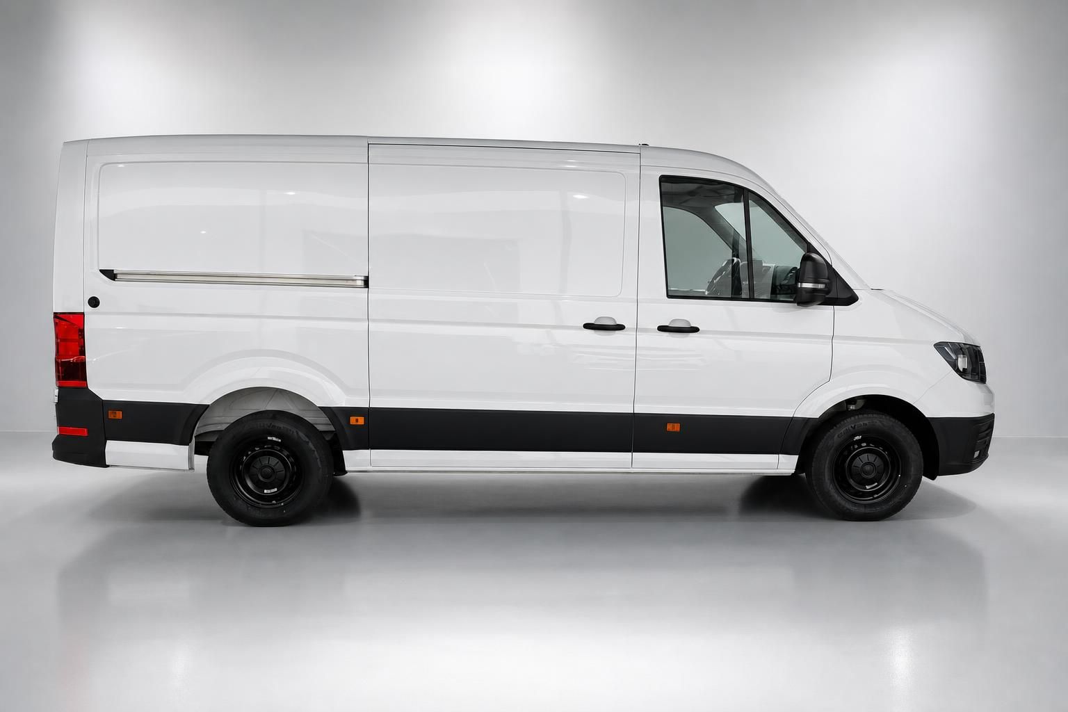 VW Crafter weiß Kastenwagen Seitenansicht im Studio