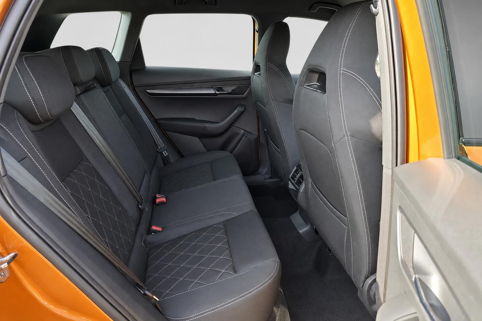 Innenraum mit Rücksitzen und Ledersitzen eines orangefarbenen Autos