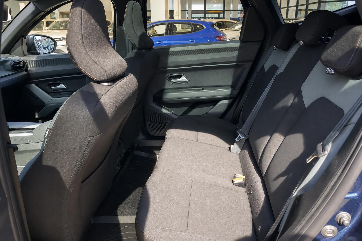 Fahrzeug Fond Sitzreihe mit Stoffbezug und Sicherheitsgurten im Innenraum
