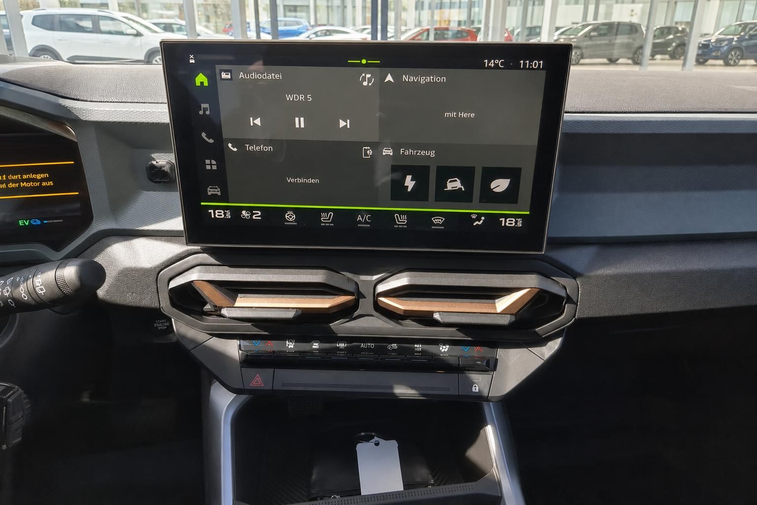 Modernes Fahrzeug Infotainment-Display mit Navigation und Klimasteuerung im Innenraum