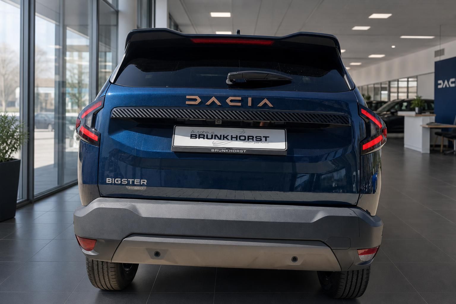 Dacia Bigster Hybrid SUV Heckansicht in Blau mit LED-Rücklichtern im Autohaus Brunkhorst