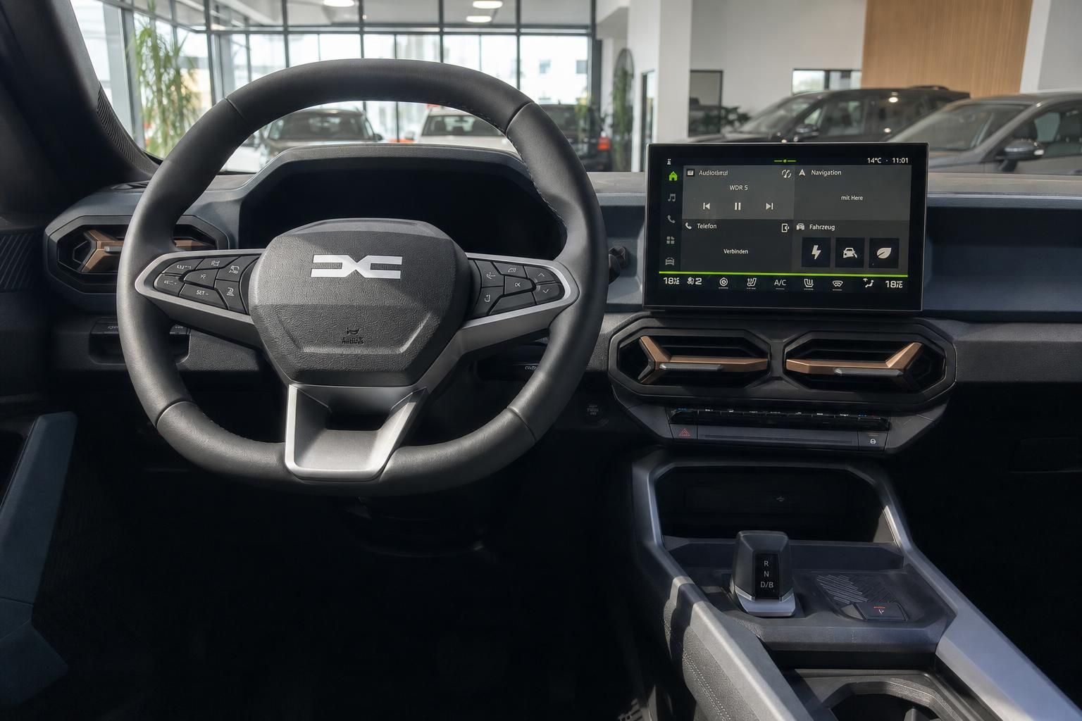 Modernes Fahrzeug-Cockpit mit Lenkrad, Touchscreen-Display und Mittelkonsole im Autohaus-Showroom