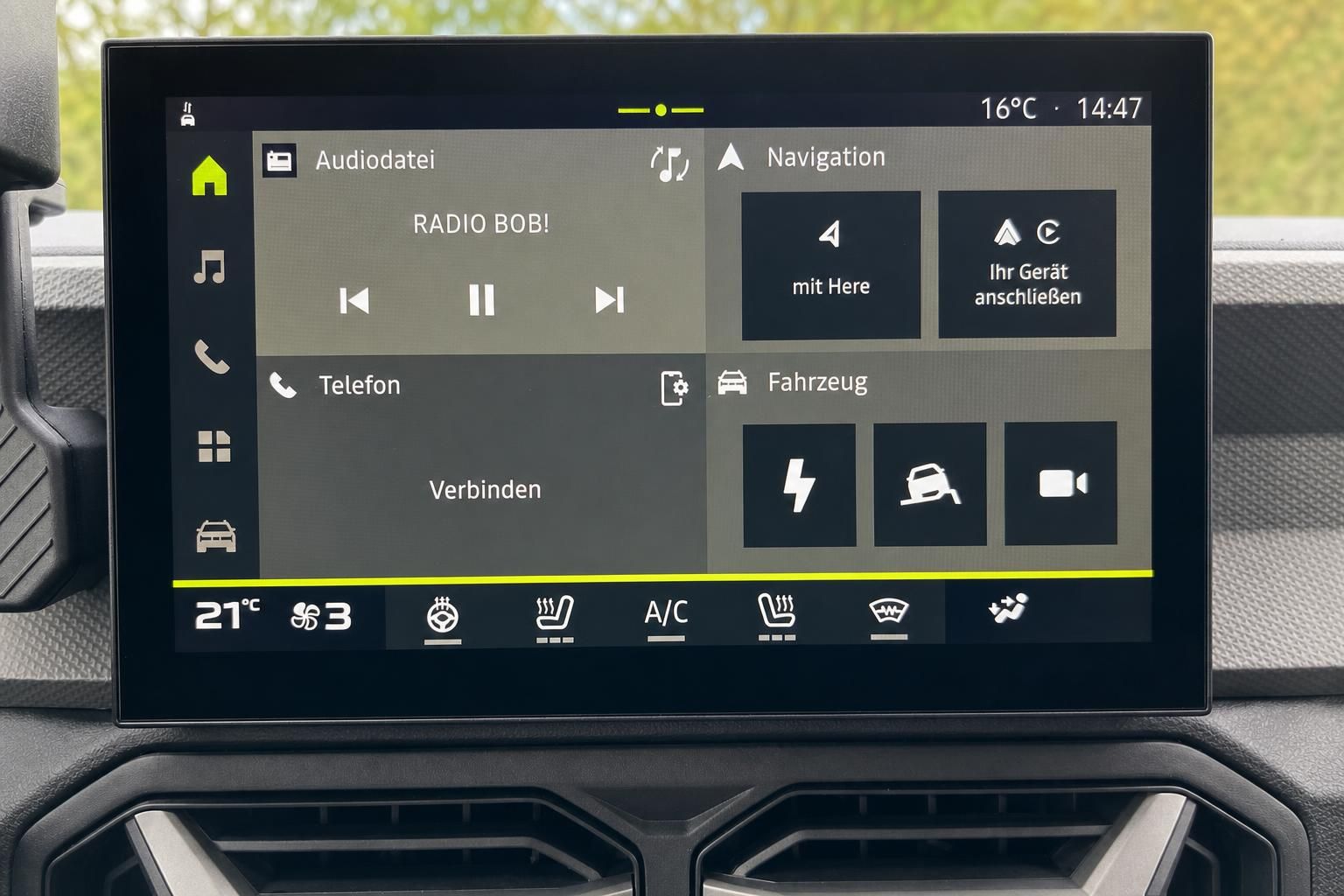 Infotainment-System Display mit Navigation und Multimedia-Funktionen