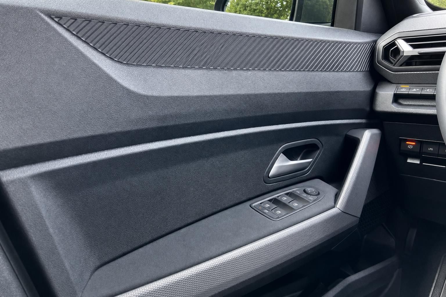 Fahrzeug-Türverkleidung mit elektrischen Fensterhebern und modernem Design