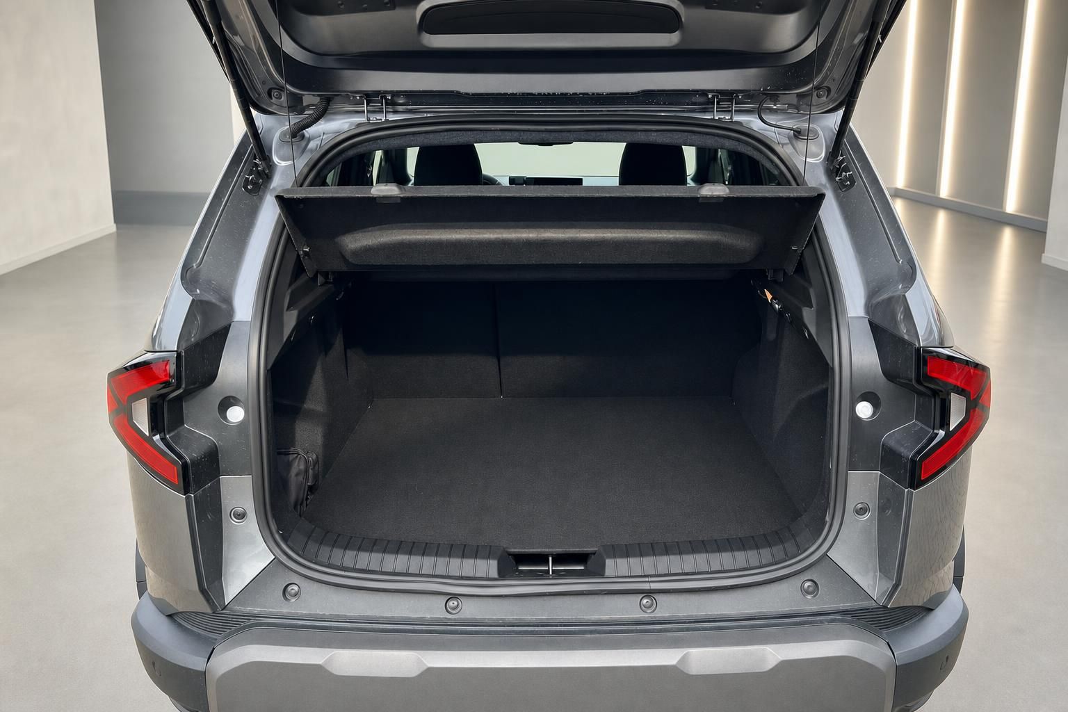 Kofferraum eines grauen SUVs mit geöffneter Heckklappe und schwarzer Kofferraummatte