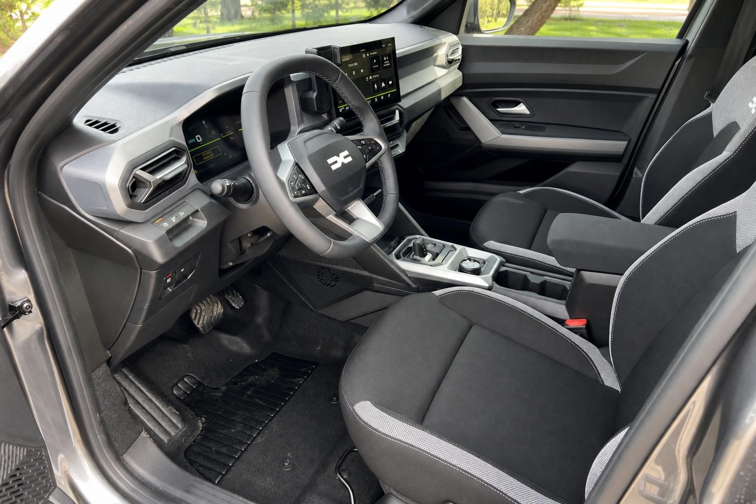 Dacia Innenraum schwarz-grau mit Touchscreen Display und Sportsitzen Fahrerplatz