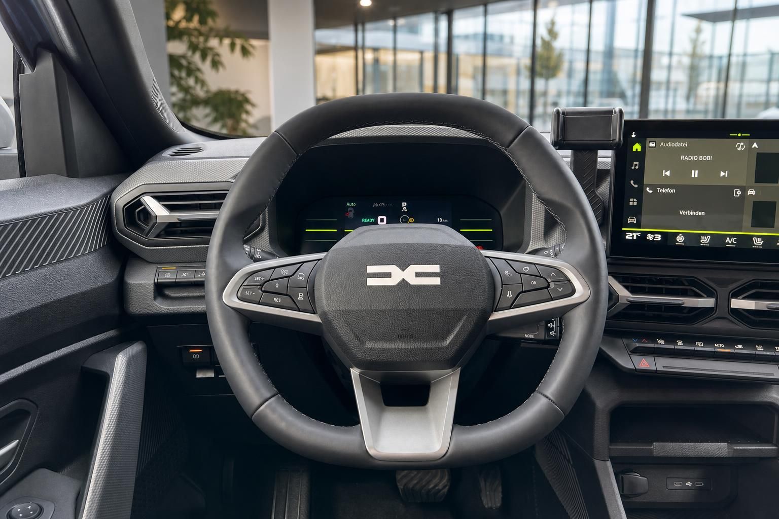 Modernes Fahrzeug-Cockpit mit digitalem Display und Lenkrad