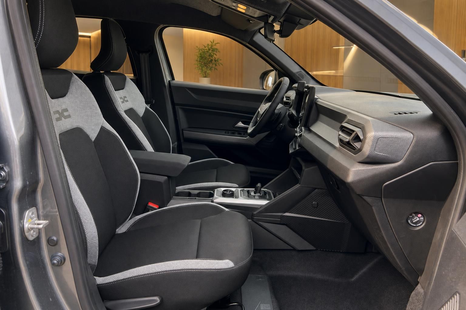 Fahrzeuginnenraum mit sportlichen Sitzen und modernem Design in Grau-Schwarz